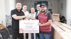 Melalui program Tanggung Jawab Sosial dan Lingkungan (TJSL), TelkomGroup menyalurkan bantuan di daerah terdampak di Aceh, Sumbar, dan Sumbar, mencakup bantuan konektivitas dan kemanusiaan. Foto: Telkom