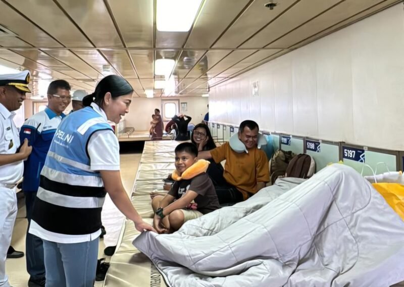 Direksi. Direktur Utama PELNI, Tri Andayani, melakukan pemantauan ke atas Kapal Motor (KM) Nggapulu saat sandar di Pelabuhan Bintang 99 Persada, Batam, Kamis (18/12/2025). Foto: Pelni 