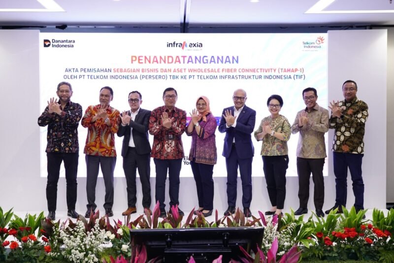 Penandatanganan oleh Direktur Utama Telkom Dian Siswarini dan Direktur Utama InfraNexia I Ketut Budi Utama disaksikan oleh Managing Director Business-2 Danantara Setyanto Hantoro dan Komisaris Telkom Rizal Mallarangeng di Jakarta, Kamis (18/12). Foto: TelkomGroup