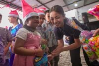Jelang perayaan Natal, Indosat Ooredoo Hutchison (Indosat atau IOH) menghadirkan program Indosat Berbagi Kasih, untuk menebarkan kehangatan bagi anak-anak dari komunitas rentan. Foto: Indosat