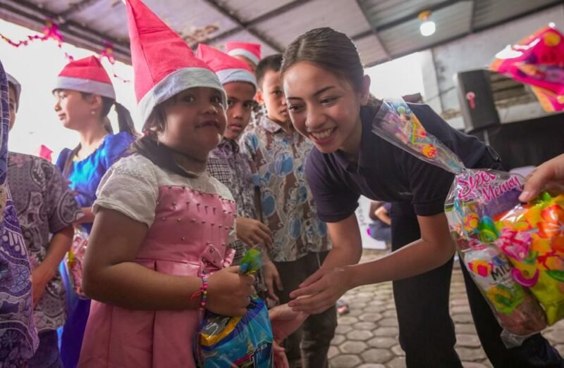 Jelang perayaan Natal, Indosat Ooredoo Hutchison (Indosat atau IOH) menghadirkan program Indosat Berbagi Kasih, untuk menebarkan kehangatan bagi anak-anak dari komunitas rentan. Foto: Indosat