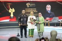 Direktur Utama Telkom Dian Siswarini, mendapat penghargaan Perempuan Inspiratif Awards 2025 yang digelar oleh tvOne di Jakarta, pada Senin (22/12/2025): Foto: TelkomGroup