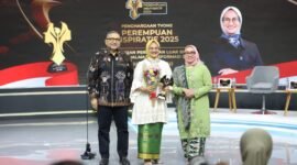 Direktur Utama Telkom Dian Siswarini, mendapat penghargaan Perempuan Inspiratif Awards 2025 yang digelar oleh tvOne di Jakarta, pada Senin (22/12/2025): Foto: TelkomGroup