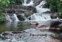 Air Terjun Temburun, atau air terjun tujuh tingkat, berdiri megah di Desa Batu Belah,  Siantan, Tarempa, Kepulauan Anambas, Kepri