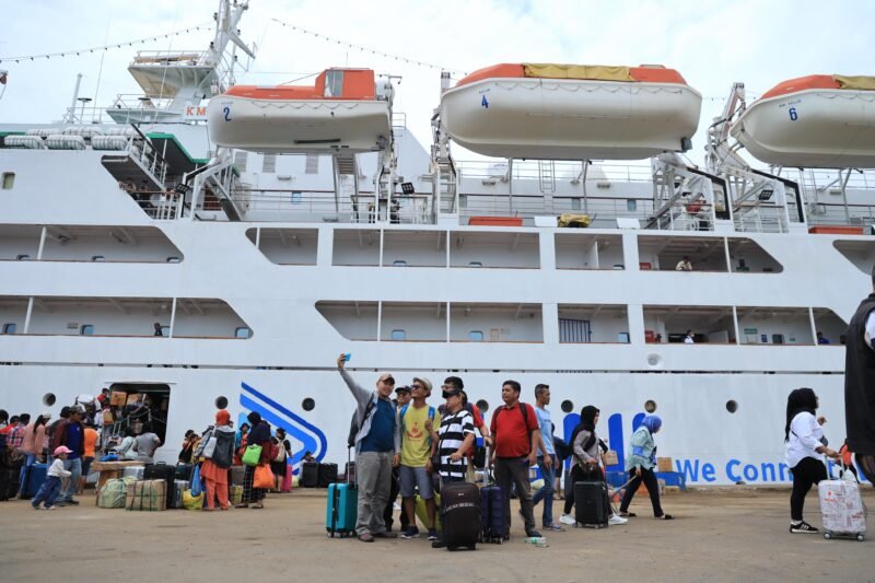 Penumpang di Pelabuhan Bintang 99 Persada, Batuampar, Kota Batam, waktu lalu. Foto: Istimewa