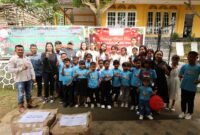 Panbil Group menyalurkan bingkisan kasih kepada sekitar 150 anak di Pulau Kubung dan Pulau Todak, Senin (29/12/2025).Foto: Istimewa