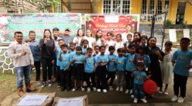 Panbil Group menyalurkan bingkisan kasih kepada sekitar 150 anak di Pulau Kubung dan Pulau Todak, Senin (29/12/2025).Foto: Istimewa