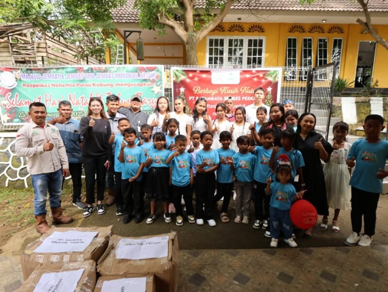 Panbil Group menyalurkan bingkisan kasih kepada sekitar 150 anak di Pulau Kubung dan Pulau Todak, Senin (29/12/2025).Foto: Istimewa
