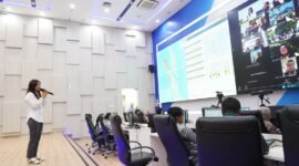 Menkomdigi Meutya Hafid memantau langsung pos pemantauan Balai Monitoring (Balmon) Kemkomdigi berbagai daerah di Posko Nataru Kemkomdigi, Kantor Kemkomdigi, Jakarta, Selasa (30/12/2025). Foto: Kemkomdigi