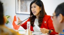Menteri Komunikasi dan Digital Meutya Hafid pada Jumat (20/12/2025) menegaskan pemulihan konektivitas diarahkan untuk menjamin kebutuhan dasar masyarakat, terutama di wilayah yang masih mengalami keterbatasan akses komunikasi. Foto: Humas Kemkomdigi