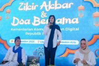 Menkomdigi Meutya Hafid menyampaikan sambutan dalam acara Dzikir Akbar dan Doa Bersama di Lapangan Bola Medan Krio, Deli Serdang, Medan, Sabtu (13/11/2025). Foto: Kemkomdigi