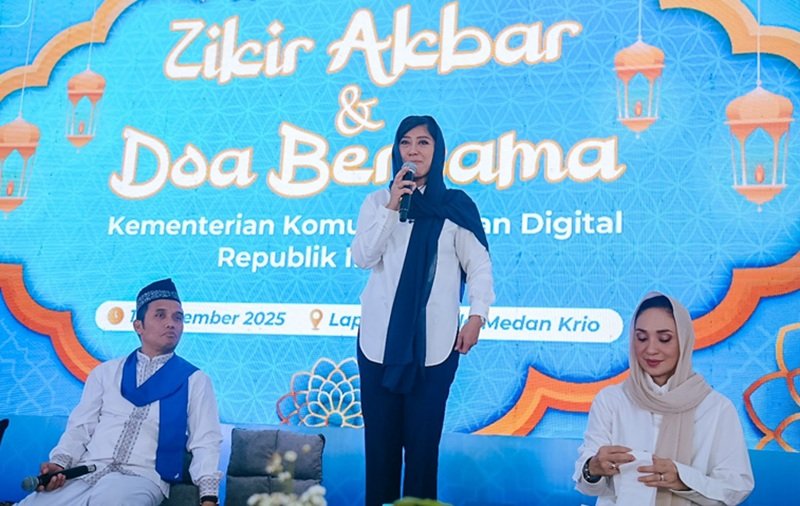 Menkomdigi Meutya Hafid menyampaikan sambutan dalam acara Dzikir Akbar dan Doa Bersama di Lapangan Bola Medan Krio, Deli Serdang, Medan, Sabtu (13/11/2025). Foto: Kemkomdigi