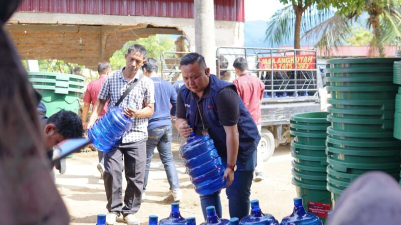 Telkomsel kembali salurkan bantuan CSR dan posko layanan di Padang. Foto: Telkomsel