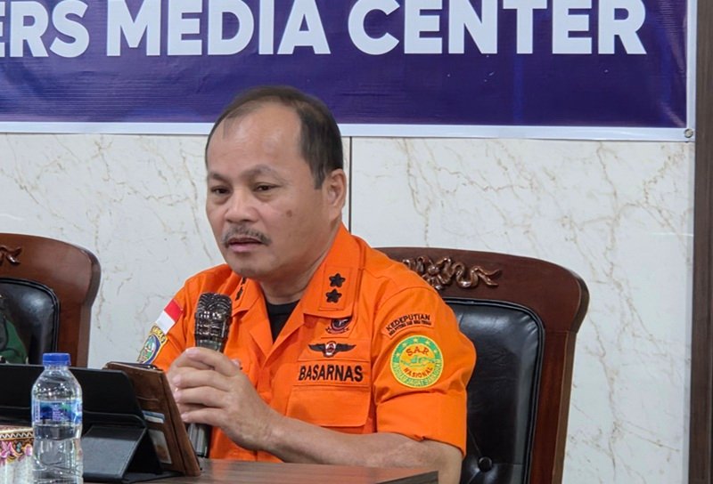 Penatakelola Pencarian dan Pertolongan Ahli Madya BNPB, Djefri DT dalam konferensi pers Media Center Penanganan Bencana Kemkomdigi di Padang., Sumbar, Selasa (2/12/2025). (Foto: Media Center Padang Kementerian Komdigi)