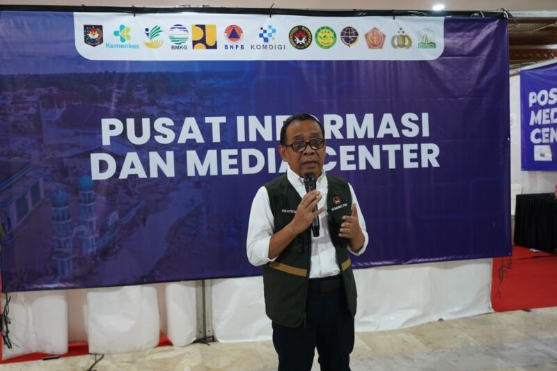 Menteri Koordinator Bidang Pembangunan Manusia dan Kebudayaan Pratikno saat memberikan keterangan pers terkait perkembangan pemulihan pascabencana tiga provinsi Sumatra di Pusat Informasi dan Media Center Penanggulangan Bencana Kementerian Komdigi di Banda Aceh, Kamis (25/12/2025). Foto: InfoPublik

