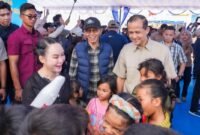 Kepala BP Batam, Amsakar Achmad dan Wakil Kepala BP Batam, Li Claudia Chandra menghadiri penyerahan bantuan perbekalan dan santunan nilai rumah asal kepada masyarakat transmigrasi lokal, di Tanjung Banun, Minggu (21/12/2025).Foto: Humas BP Batam