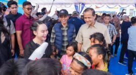 Kepala BP Batam, Amsakar Achmad dan Wakil Kepala BP Batam, Li Claudia Chandra menghadiri penyerahan bantuan perbekalan dan santunan nilai rumah asal kepada masyarakat transmigrasi lokal, di Tanjung Banun, Minggu (21/12/2025).Foto: Humas BP Batam