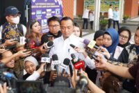 Mensesneg kepada awak media usai konferensi pers Perkembangan Terkini Penanganan Pascabencana Aceh, Sumatra Utara, dan Sumatra Barat di Posko Terpadu Lanud Halim Perdanakusuma, Jakarta, Senin (29/12/2025). Foto: InfoPublik