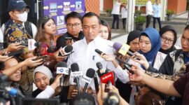 Mensesneg kepada awak media usai konferensi pers Perkembangan Terkini Penanganan Pascabencana Aceh, Sumatra Utara, dan Sumatra Barat di Posko Terpadu Lanud Halim Perdanakusuma, Jakarta, Senin (29/12/2025). Foto: InfoPublik