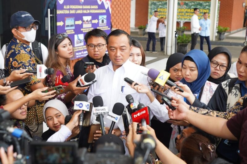 Mensesneg kepada awak media usai konferensi pers Perkembangan Terkini Penanganan Pascabencana Aceh, Sumatra Utara, dan Sumatra Barat di Posko Terpadu Lanud Halim Perdanakusuma, Jakarta, Senin (29/12/2025). Foto: InfoPublik