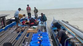 Evakuasi crew Speed Boat (SB) Srikandi Express milik Asna Jaya Grup yang mengalami kecelakaan laut dan tenggelam di perairan depan Pulau Parit, Karimun, Rabu (31/12/2025). Foto: Istimewa