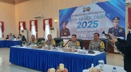 Kapolda Kepri, Irjen Pol. Asep Safrudin, bersama Wakapolda Brigjen Pol. Dr. Anom Wibowo, , saat rilis Akhir Tahun di aula Lancang Kuning, Selasa (30/12/2025).