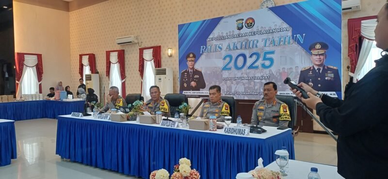 Kapolda Kepri, Irjen Pol. Asep Safrudin, bersama Wakapolda Brigjen Pol. Dr. Anom Wibowo, , saat rilis Akhir Tahun di aula Lancang Kuning, Selasa (30/12/2025).