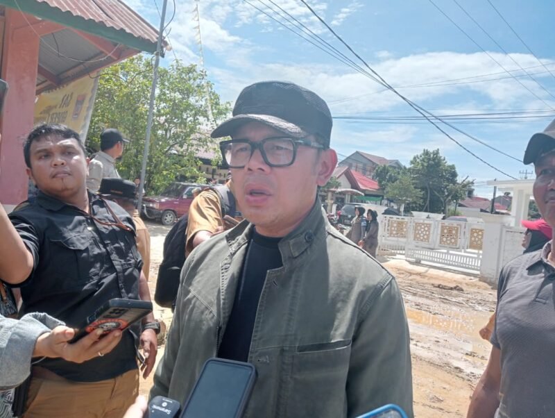 Wamendagri meninjau penanganan banjir dan longsor di Perumahan Griya Permata, Tebing Banda Gadang, Nanggalo, Kota Padang, Selasa (2/12/2025). IGID/Wahyu Sudoyo