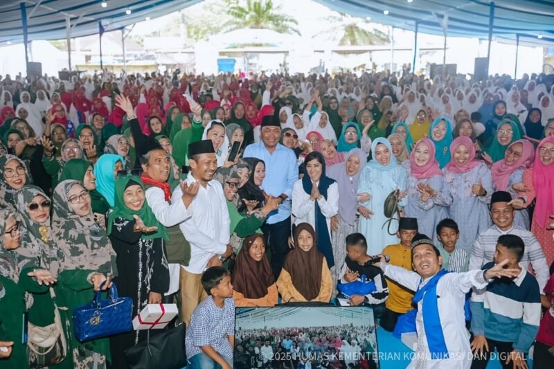  Menteri Komunikasi dan Digital Meutya Hafid saat menghadiri zikir akbar dan doa bersama warga terdampak banjir di Kecamatan Sunggal, Deli Serdang, Sabtu (13/12/2025). Foto: Humas Kemkominfo