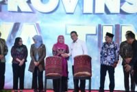 Kepri - Jatim Perkuat Hubungan Antar Daerah Melalui Misi Dagang dan Investasi
Gubernur Kepri Ansar Ahmad bersalaman dengan Gubernur Jatim Khofifah Indar Parawansa dalam pertemuan digelar di Ballroom Wyndham Hotel Panbil Batam, Senin (8/12/2025). Foto: Diskominfo Batam