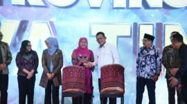 Kepri - Jatim Perkuat Hubungan Antar Daerah Melalui Misi Dagang dan Investasi
Gubernur Kepri Ansar Ahmad bersalaman dengan Gubernur Jatim Khofifah Indar Parawansa dalam pertemuan digelar di Ballroom Wyndham Hotel Panbil Batam, Senin (8/12/2025). Foto: Diskominfo Batam