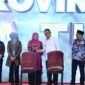 Kepri - Jatim Perkuat Hubungan Antar Daerah Melalui Misi Dagang dan Investasi
Gubernur Kepri Ansar Ahmad bersalaman dengan Gubernur Jatim Khofifah Indar Parawansa dalam pertemuan digelar di Ballroom Wyndham Hotel Panbil Batam, Senin (8/12/2025). Foto: Diskominfo Batam