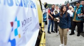 Menteri Komunikasi dan Digital Meutya Hafid menyampaikan bahwa pemulihan difokuskan pada kebutuhan paling mendasar warga, yaitu sebanyak 118 tangki air bersih berkapasitas 8.000 liter dikirim ke wilayah yang sumber airnya tercemar banjir. Foto: Humas Kemkomdigi