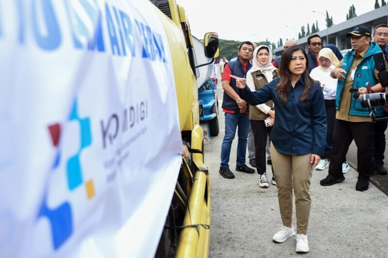 Menteri Komunikasi dan Digital Meutya Hafid menyampaikan bahwa pemulihan difokuskan pada kebutuhan paling mendasar warga, yaitu sebanyak 118 tangki air bersih berkapasitas 8.000 liter dikirim ke wilayah yang sumber airnya tercemar banjir. Foto: Humas Kemkomdigi