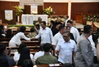 Gubernur Ansar dan Wagub Nyanyang menyapa warga umat Kristiani yang sedang melaksanakan Misa Natal. Foto: Biro ADPIM Kepri