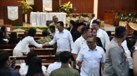 Gubernur Ansar dan Wagub Nyanyang menyapa warga umat Kristiani yang sedang melaksanakan Misa Natal. Foto: Biro ADPIM Kepri