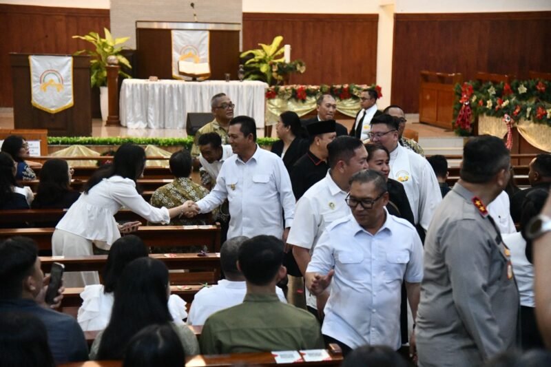 Gubernur Ansar dan Wagub Nyanyang menyapa warga umat Kristiani yang sedang melaksanakan Misa Natal. Foto: Biro ADPIM Kepri