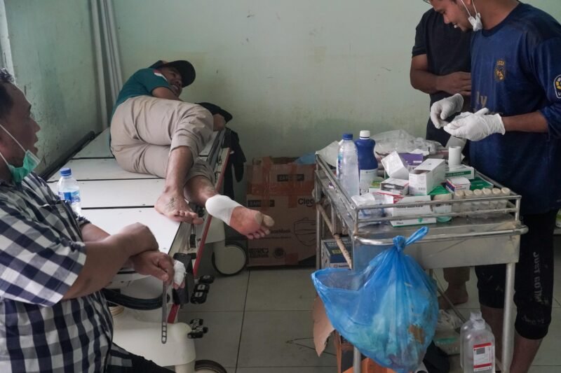 Warga terdampak bencana Sumatra tengah mendapatkan pengobatan di fasilitas layanan kesehatan/Foto: Kemenkes