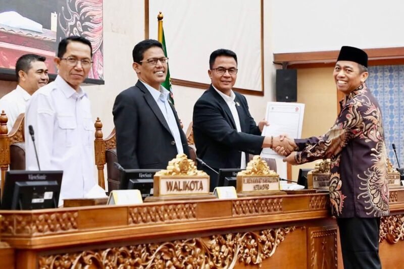 Rapat Paripurna Rancangan Peraturan Daerah (Ranperda) tentang Lembaga Adat Melayu (LAM) Kota Batam di Ruang Utama DPRD Batam, Rabu (21/1/2026). Foto: Istimewa