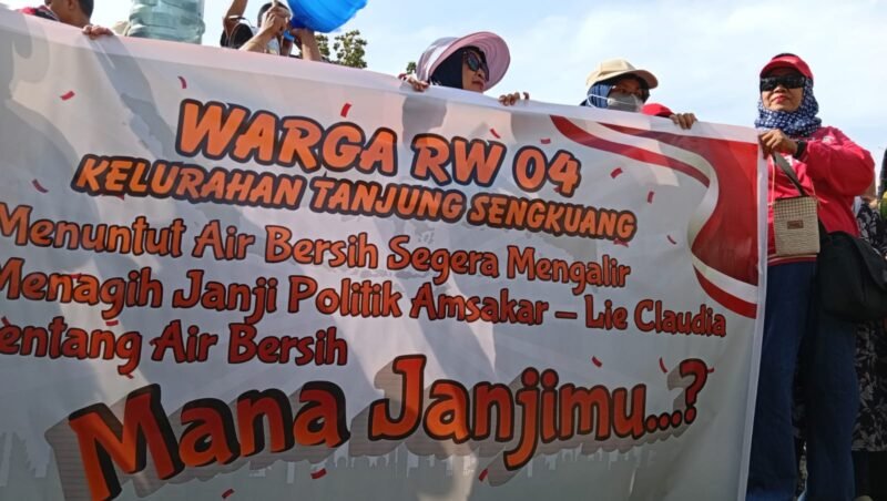 Aksi unjuk rasa warga menuntut air bersih di depan Kantor Walikota Batam, Batam Centre, Kamis (22/1/2026). Foto: Metroposid


