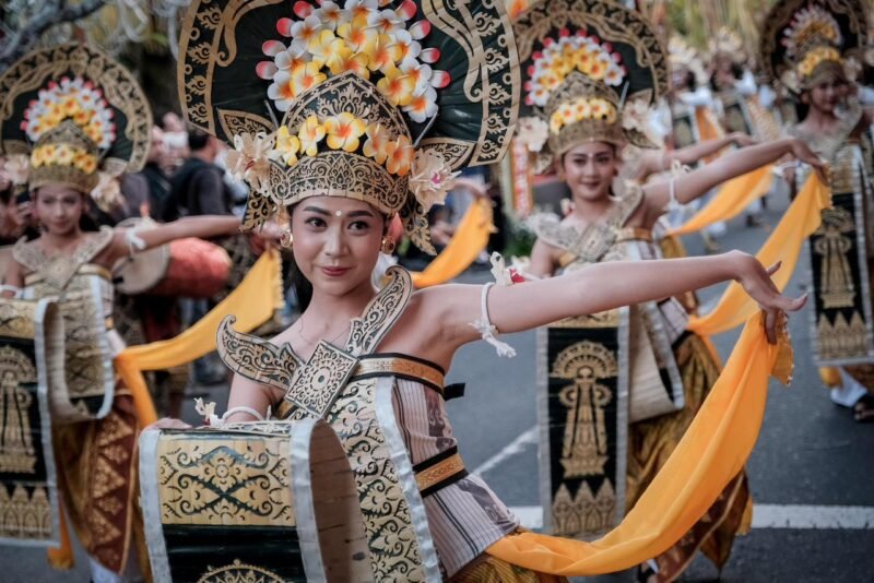 Bali dikenal sebagai destinasi unggulan berkat keberagaman keindahan alam berpadu dengan kekayaan budaya lokal, seni, tradisi, dan upacara keagamaan yang terus dilestarikan. Foto: Kemenpar RI