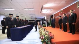 Ketua Dewan Komisioner OJK, Mahendra Siregar, pada pelantikan, pengambilan sumpah, dan serah terima jabatan Deputi Komisioner, Kepala Departemen, dan Kepala OJK Daerah di Jakarta, Senin (5/1/2026). Foto: Istimewa