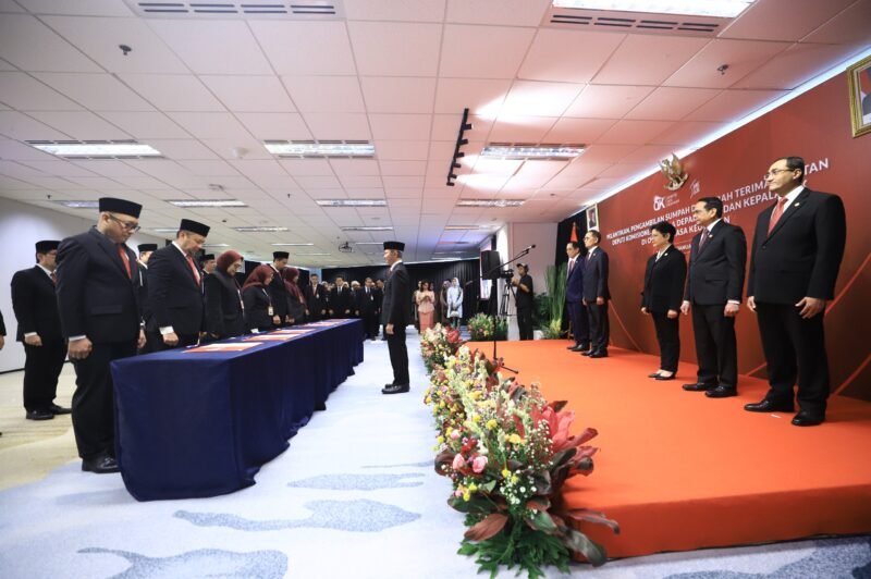 Ketua Dewan Komisioner OJK, Mahendra Siregar, pada pelantikan, pengambilan sumpah, dan serah terima jabatan Deputi Komisioner, Kepala Departemen, dan Kepala OJK Daerah di Jakarta, Senin (5/1/2026). Foto: Istimewa
