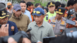 Mendagri Muhammad Tito Karnavian, meninjau lokasi longsor di Desa Pasirlangu, Kecamatan Cisarua, Kabupaten Bandung Barat, Jawa Barat (Jabar), Minggu (25/1/2026). Foto: Kemendagri RI