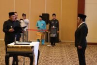 Gubernur Kepri Ansar Ahmad mengukuhkan Toto Haryanto Silitonga sebagai Kepala Badan Pusat Statistik (BPS) Provinsi Kepri, Jumat (30/1/2026), di Aula Wan Seri Beni, Dompak. Foto: Humas Diskominfo Kepri