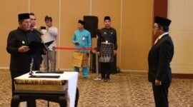 Gubernur Kepri Ansar Ahmad mengukuhkan Toto Haryanto Silitonga sebagai Kepala Badan Pusat Statistik (BPS) Provinsi Kepri, Jumat (30/1/2026), di Aula Wan Seri Beni, Dompak. Foto: Humas Diskominfo Kepri