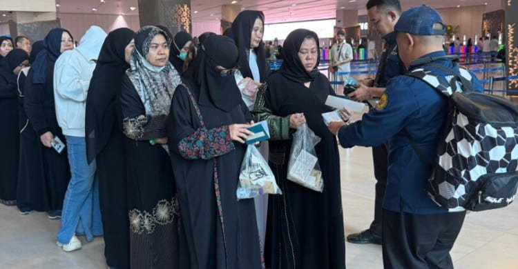 Petugas mengawal pemulangan 96 WNI pekerja migran ke Indonesia dari Arab Saudi yang difasilitiasi oleh Kemlu RI dan Konsulat Jenderal RI (KJRI) Jeddah saat tiba di Indonesia melalui Bandara Soekarno-Hatta, Tangerang, Banten, Jumat (16/1/2026). Foto: Kemlu RI

