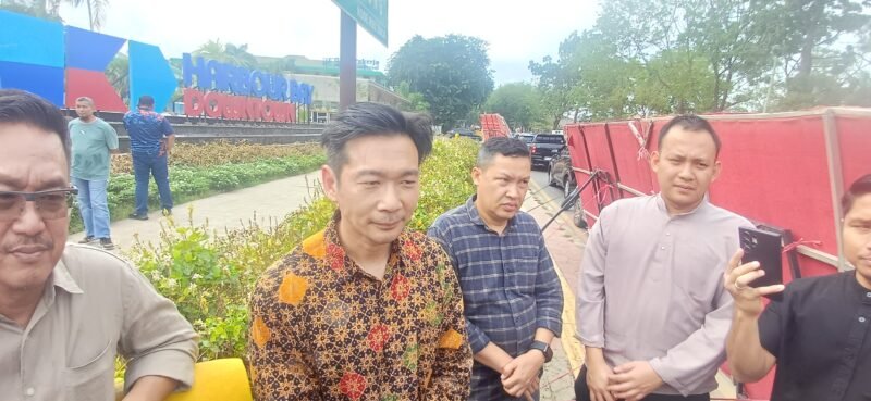 Anggota/Deputi Bidang Infrastruktur BP Batam, Mouris Limanto, saat melakukan survei pendestrian di Habour Bay, Batam, Jumat (2/1/2026). 