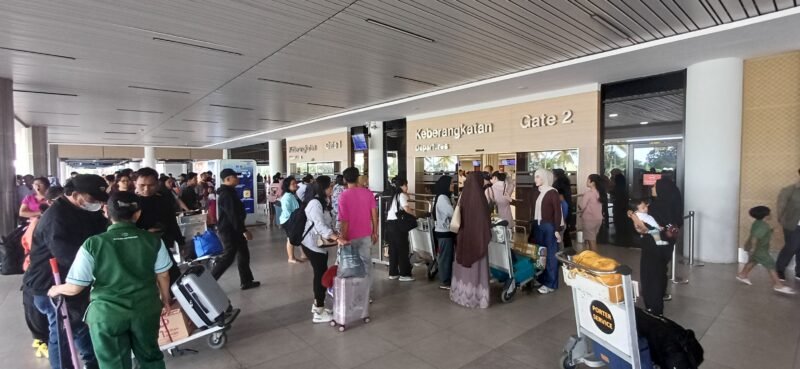 Suasana di area keberangkatan Bandara Internasional Hang Nadim Batam, senin (5/1/2026). Metroposid