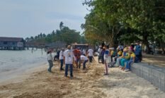 Kolaborasi Jurnalis, Pemerintah, dan Dunia Usaha Bersihkan Pantai Lagorap Nongsa
